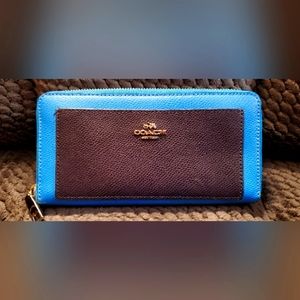 Coach Blue/Black Colorblock Zip wallet, in Excellent used condition.